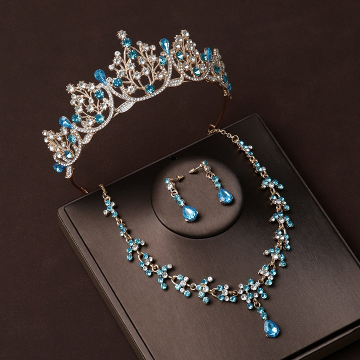 Discover an exquisite wedding jewelry set with a tiara crown, necklace, and earrings. Perfect for the daring bride who wants to capture her magical moment – this wedding jewelry set will make you shine on your special day!