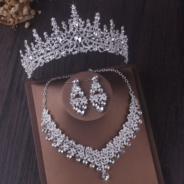 Discover an exquisite wedding jewelry set with a tiara crown, necklace, and earrings. Perfect for the daring bride who wants to capture her magical moment – this wedding jewelry set will make you shine on your special day!